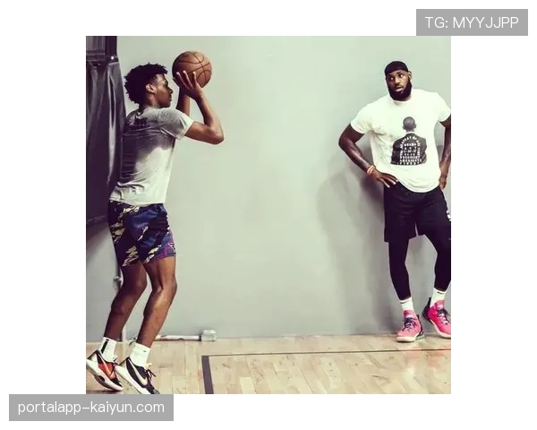 NBA总决赛G3，詹姆斯场边为儿子布朗尼的大学队友加油